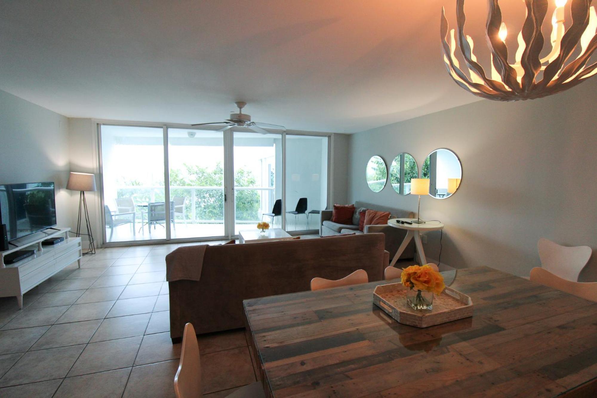 Castle Pavillon 8 Beachfront - Private Beach Access Loft With 2-Story, Pool, Tennis, Free Parking Access Μαϊάμι Μπιτς Εξωτερικό φωτογραφία
