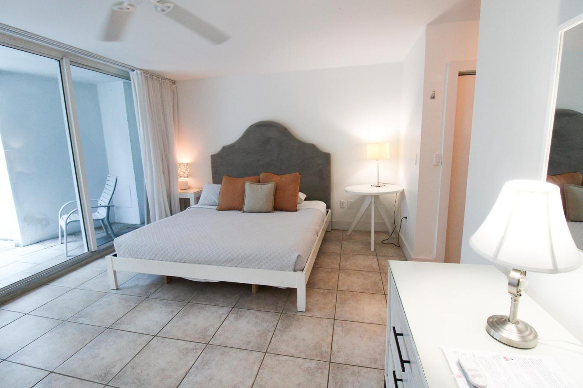 Castle Pavillon 8 Beachfront - Private Beach Access Loft With 2-Story, Pool, Tennis, Free Parking Access Μαϊάμι Μπιτς Εξωτερικό φωτογραφία