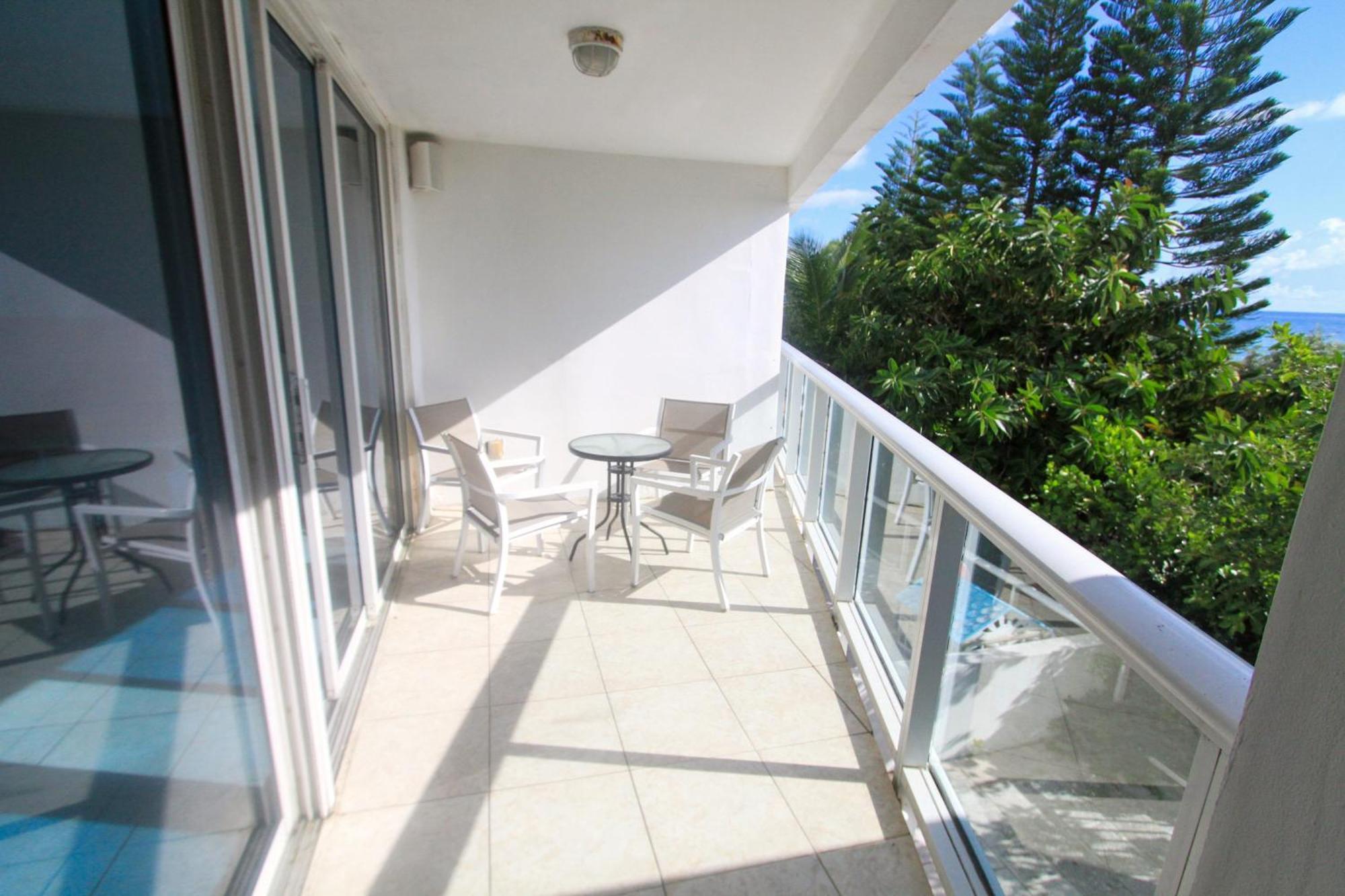 Castle Pavillon 8 Beachfront - Private Beach Access Loft With 2-Story, Pool, Tennis, Free Parking Access Μαϊάμι Μπιτς Εξωτερικό φωτογραφία